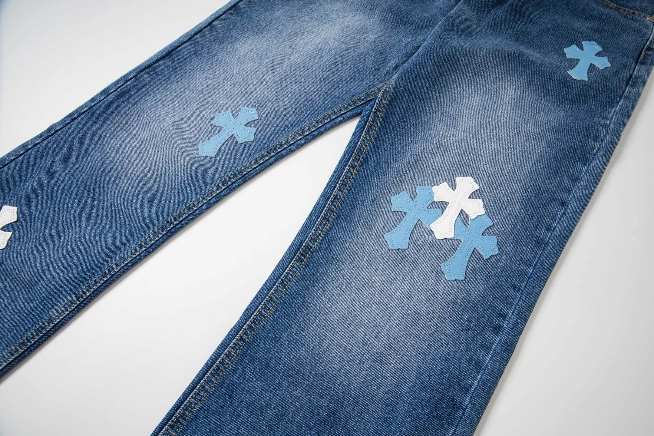 P260 Chrome Hearts light blue pants, Sanskrit blue and white patchwork leather jeans. CH jeans need to be washed and then disassembled and hand-stitched with sheepskin cross leather and then spliced ​​together. The whole piece has too many craftsmanship to explain. The patchwork cross pattern is embellished, and the high-waisted washed jeans! ! Absolutely high-end luxury products, god-level single products and super popular products, made with top heavy industry, a must-see magic weapon. Customized hardware. The fabric is thick and soft after washing. It has good breathability. Customized small leather label. Unique design. The details are simple and elegant, and the workmanship is exquisite. The entire trousers are neatly routed and the details are in place! It’s so cool that both men and women can easily control the genderless trend! Style number: 1805# Color: blue Size: 28 30 32 34